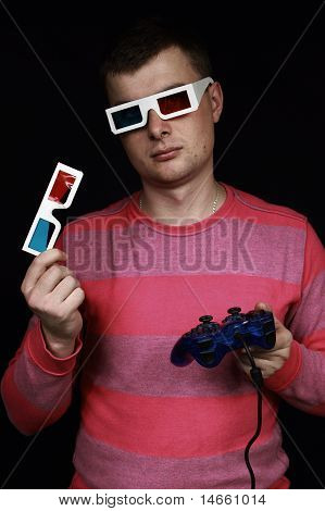Ung mand i Anaglyph briller