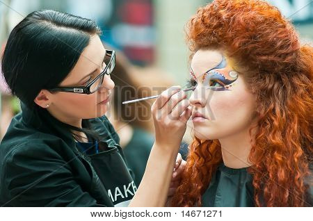 Stilista e il suo modello su Visualizza trucco creativo