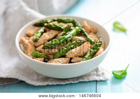 Asparagus and chicken roasted and seasoned with sezam seeds