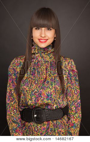 Ritratto di ragazza simpatica con frangia