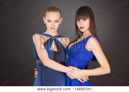 Mädchen In eleganten blauen Kleidern