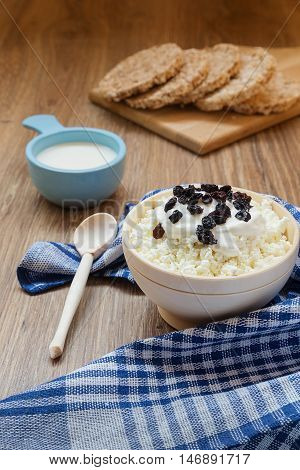 A photo of a bowl of cottage cheese milk and crisp bread