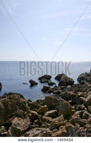 Strand és a sziklák