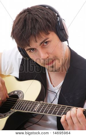Mann mit Gitarre und Kopfhörer over white background