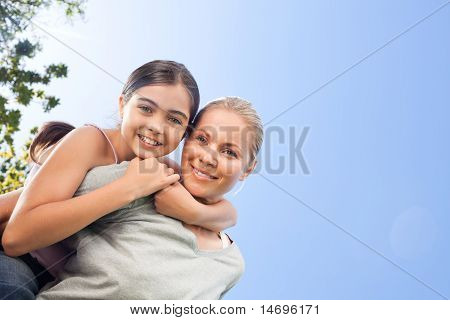 母亲和她的女儿 Laughting 在公园