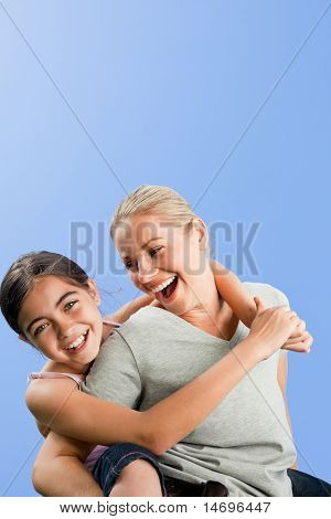 母亲和她的女儿 Laughting 在公园