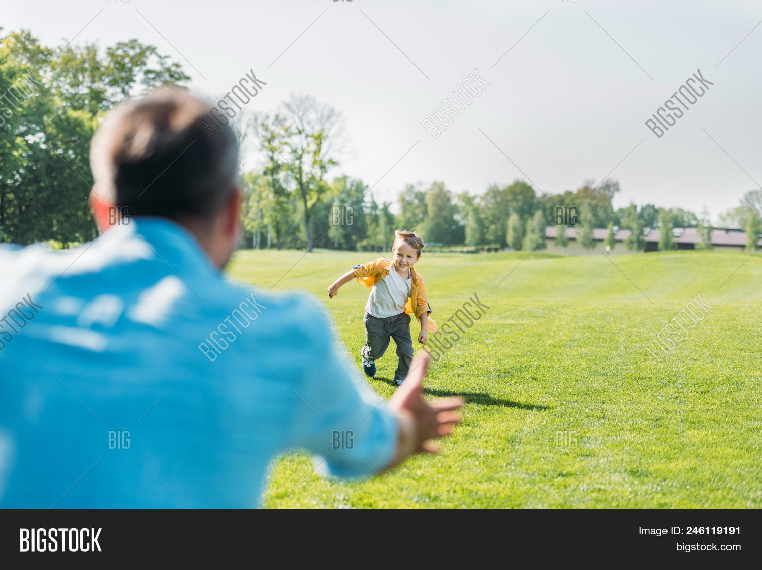 Ну беги сынок. Папа бежит. Ребенок бежит к родителям. Сын бежит. Малыш бежит к папе.