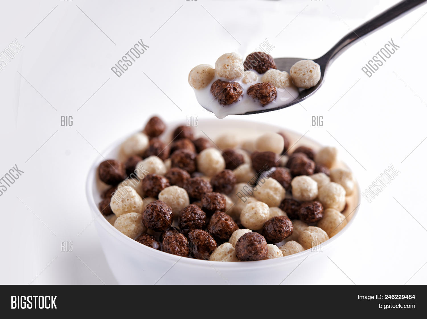 несквик хлопья шоколадные. есть шарики с молоком. шоколадные шарики в тарелке. шоколадные шарики с молоком. сухой завтрак шарики шоколадные.