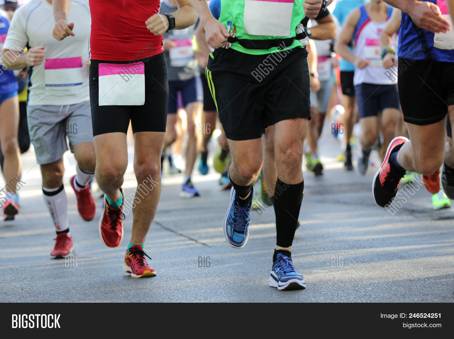 Парень босиком на улице. Марафон бег задник. Ноги бегуна. Идти в ногу современных. Современные протезы ног.
