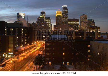 Minneapolis City Skyline i skumringen med gaden og bevægelige biler