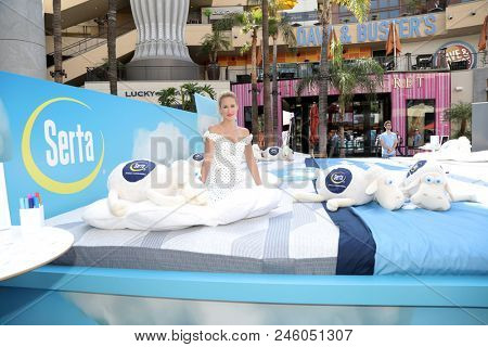LOS ANGELES - JUN 19:  Anna Camp at the Serta Mattress Nationwide Instagram Sweepstakes Launch at the Hollywood and Highland on June 19, 2018 in Los Angeles, CA