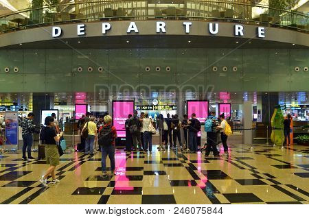 Singapore-may 18, 2018: Passengers Leave Via Departure Hall In Terminal 3 In Changi Airport Singapor