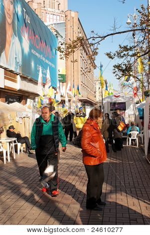 Kiev, Ukrajna - október 25-én: Julia Timoshenko szurkolók köré a Ukrajna igényes fr