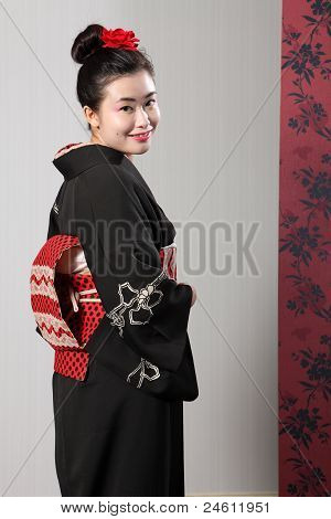 กลับดูญี่ปุ่นกิโมโนรุ่นเอเชียมีความสุข