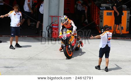 SEPANG, Maleisië - 21 oktober: MotoGP rider Andrea Dovizioso verlaat de garage voor een vrije training r