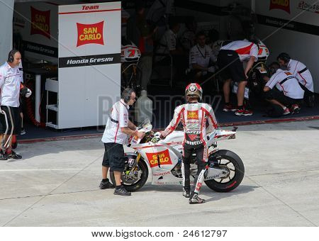 SEPANG, Malezja - 21 października: Zawodnik MotoGP Marco Simoncelli wraca do garażu po wolna etapem