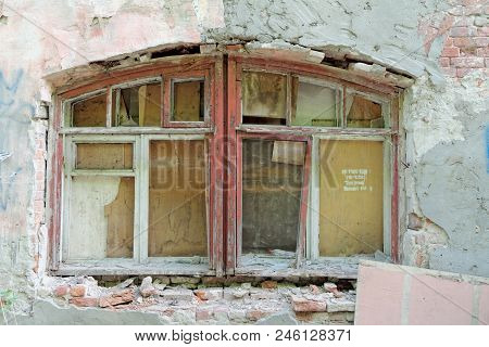 Nizhny Novgorod, Russia. - May 24.2018. Demolition Of An Abandoned Residential Stone Two-story House