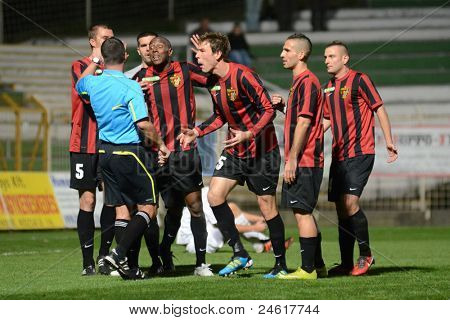 KAPOSVAR, Hungría - 15 de octubre: Honved jugadores quejan al árbitro en un campeón Nacional Húngaro