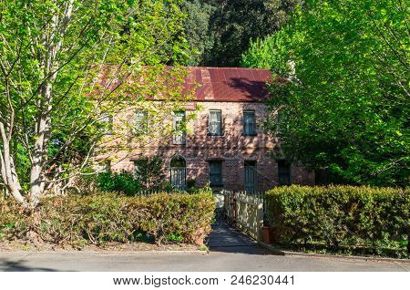 Walhalla, Australia - October 17, 2015: Windsor House Bed And Breakfast In The Small Mining Town Of 