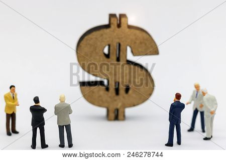 Miniature People: Business Team Looking Dollor Sign. Finance And Growth In Business Concept