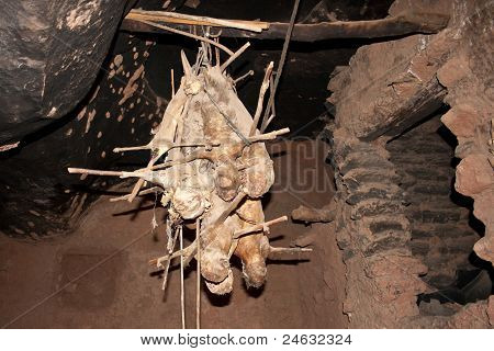 Mono fetiche colgando desde el techo (África).