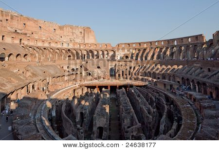 Vista ampia interna del Colosseo a Roma