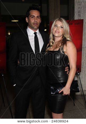 LOS ANGELES - JAN 16: Riley Schmidt & Jessica ankommer til 