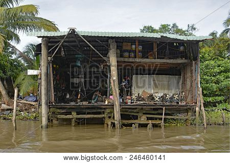 Phong Dien, Vietnam - December 31st 2017. A Boat Mechanic On The River At The Phong Dien Floating Ma