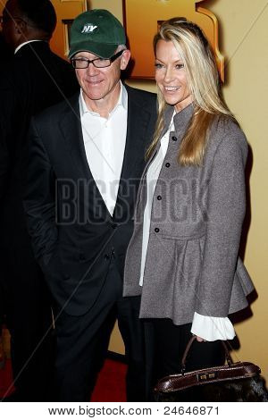 NEW YORK - 24. října: Woody Johnson a Suzanne Ircha navštěvovat premiéru 