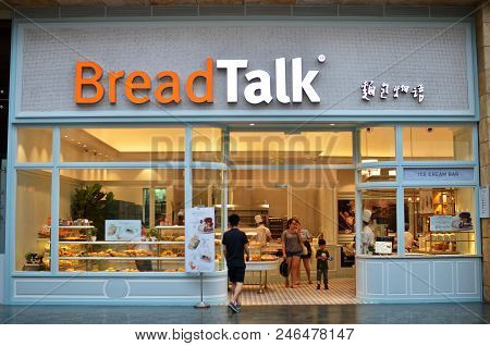 Singapore -23 Jun 2018: : Breadtalk In Sentosa Island Singapore. Breadtalk Group Has A Network Of Ov