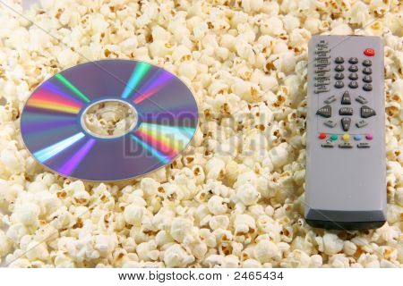 DVD remoto y palomitas de maíz