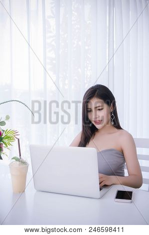 Smart Girl's Working On Notebook , Workingwoman Using Laptop In The Room