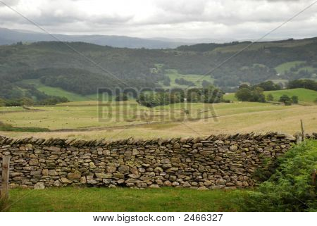 alten Steinmauer und Felder in Cumbria Landschaft, england