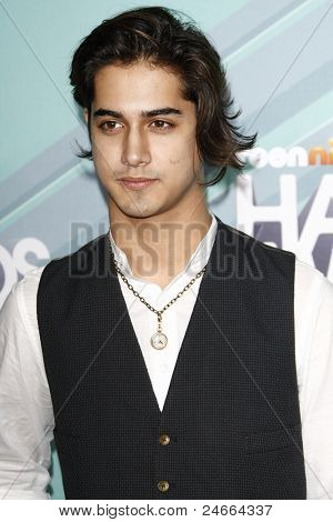 Los Angeles 26.Okt: Avan Jogia kommt auf nickelodeon's 2011 Tick Halo Awards anlässlich der Holl