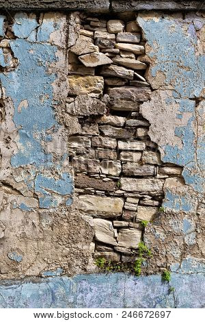The Old Broken Wall   And Brick