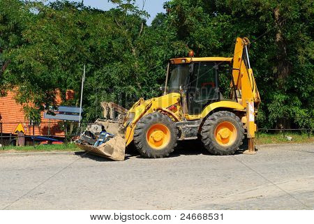 Radlader Maschine entladen Sand am Eathmoving arbeitet in Baustelle.