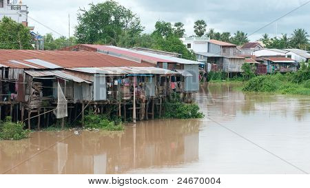 Villaggio da un fiume della Cambogia