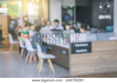 Counter Service In Company Or Showroom With Staff Customer Relations Counseling To Pay And Agreed To