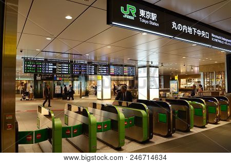 Tokyo Staion, Tokyo, Japan - 30 May 2018 : Commuter Passing Through Automatic Ticket Gate At Tokyo T