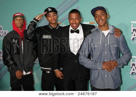 LOS ANGELES - 26 października: The Rangers, z Nick Cannon (w tux), przybywających w 2011 Nickelodeon Teen