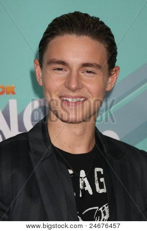LOS ANGELES - október 26.: Callan McAuliffe érkezik a 2011-es Nickelodeon Gilda HALO díjat Holl