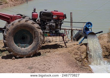 Submersible agricultural pumps with walking tractors. Pour water into rice fields