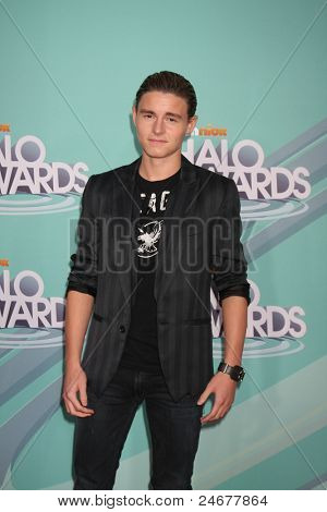 LOS ANGELES - október 26.: Callan McAuliffe érkezik a 2011-es Nickelodeon Gilda HALO díjat Holl