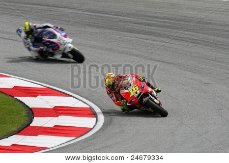 SEPANG, Malezja - 22 października: Zawodnicy MotoGP Valentino Rossi (46) i Karel Abraham (17) wyścigi na th