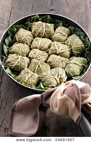 Dolmades z liści rabarbaru, mięso i ryż
