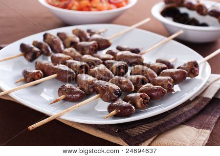 Cœurs de poulet grillé en brochettes