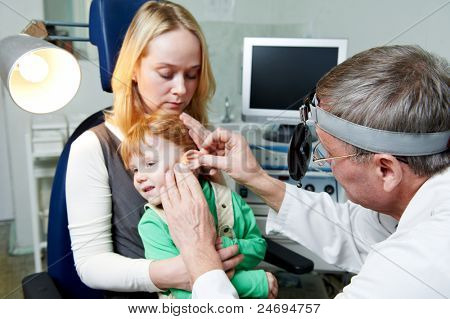 Esame otitus medica di un bambino a un medico di orecchio naso gola
