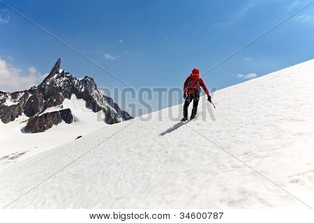 Yol üzerinde erkek bir dağcı zirvesine ulaşmak. Du Geant, Mont Blanc, Chamonix, Fransa göçük.