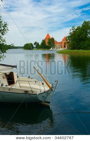 Castillo en el lago Galve en Trakai, Lituania