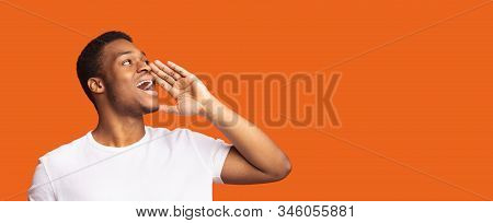 Do Not Miss. Happy Black Man Shouting And Screaming Loud To Side With Hand Near Mouth, Panorama, Cop
